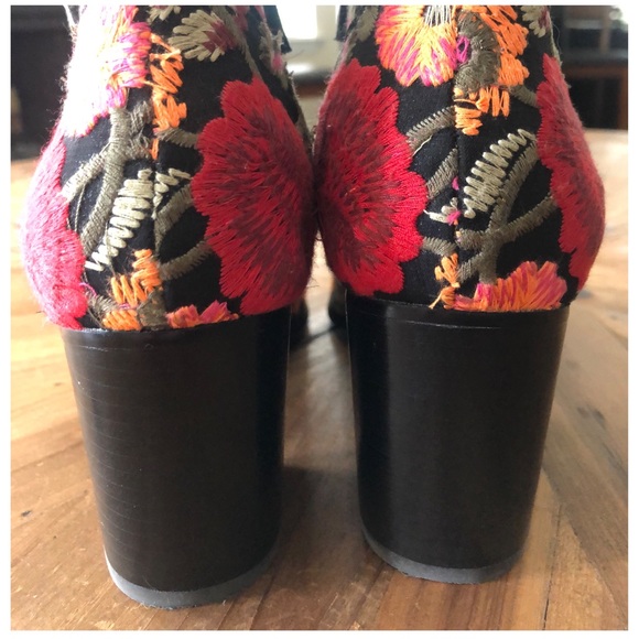 CROWN VINTAGE  FLORAL EMBROIDERED BOOTIES SIZE 8.5 MEDIUM - Picture 5 of 8